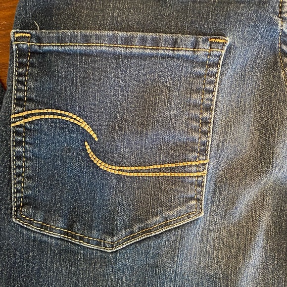 Women’s Medium Wash Signature by Levi Strauss Jeans - Picture 3 of 7